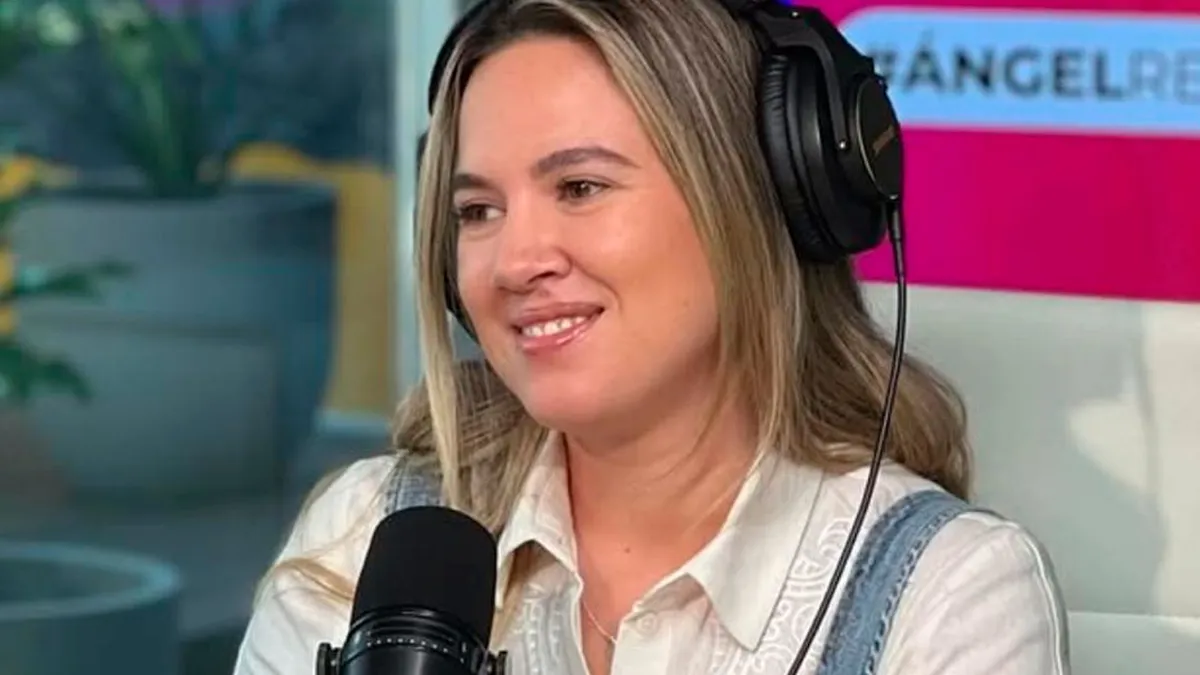 Juli Argenta celebra la revelación del sexo de su bebé en el estudio de radio