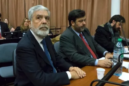 Senadores del PJ piden prisi贸n domiciliaria para Julio De Vido ante el Tribunal Oral Federal 4