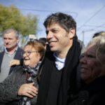 Axel Kicillof dando un discurso sobre el plan económico de Milei ante estudiantes del Colegio Nacional de La Plata