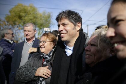 Axel Kicillof dando un discurso sobre el plan económico de Milei ante estudiantes del Colegio Nacional de La Plata