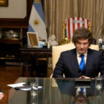 Javier Milei durante una entrevista internacional advirtiendo que España se acerca al modelo del kirchnerismo por las políticas de Pedro Sánchez.