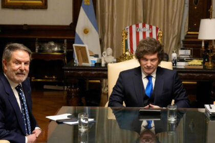 Javier Milei durante una entrevista internacional advirtiendo que España se acerca al modelo del kirchnerismo por las políticas de Pedro Sánchez.