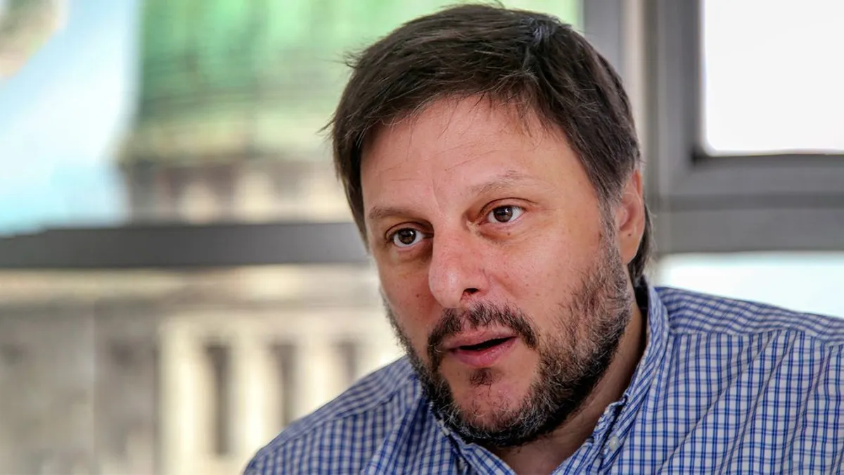 Leandro Santoro explica sus propuestas económicas para un futuro gobierno peronista en una entrevista