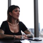 Leila Gianni y el debate de Gabriel Solano en un estudio de televisión durante un cruce político.