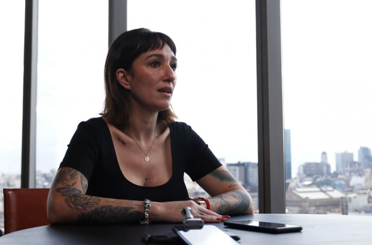 Leila Gianni y el debate de Gabriel Solano en un estudio de televisión durante un cruce político.