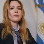 Lilia Lemoine analiza los documentos de la declaración jurada de Marcela Pagano durante una sesión