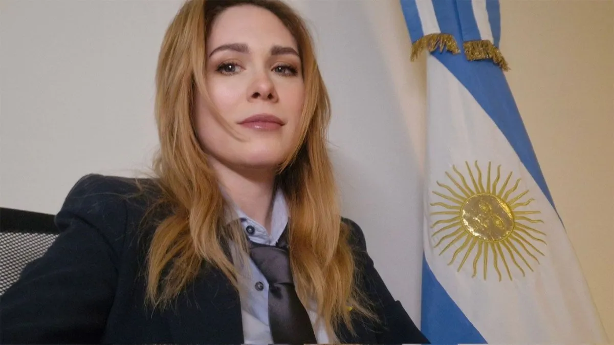 Lilia Lemoine analiza los documentos de la declaración jurada de Marcela Pagano durante una sesión