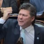 El diputado Lisandro Almirón defendiendo el informe de Manuel Adorni ante la prensa