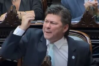 El diputado Lisandro Almirón defendiendo el informe de Manuel Adorni ante la prensa