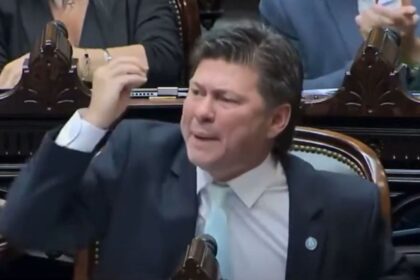 El diputado Lisandro Almirón defendiendo el informe de Manuel Adorni ante la prensa