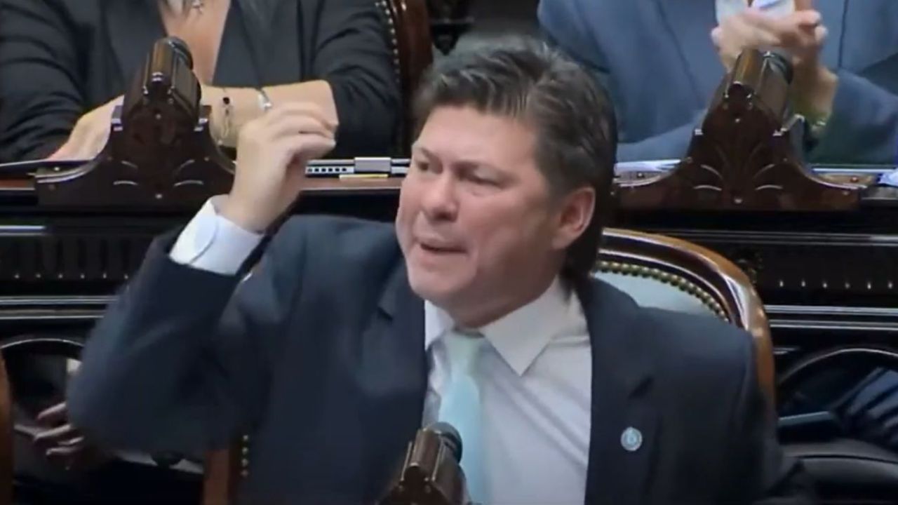 El diputado Lisandro Almirón defendiendo el informe de Manuel Adorni ante la prensa