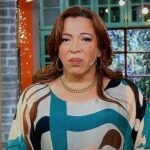 Lizy Tagliani conversando seriamente durante la entrevista a Agostina Páez en el estudio del canal de streaming Olga.