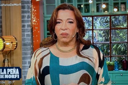 Lizy Tagliani conversando seriamente durante la entrevista a Agostina Páez en el estudio del canal de streaming Olga.