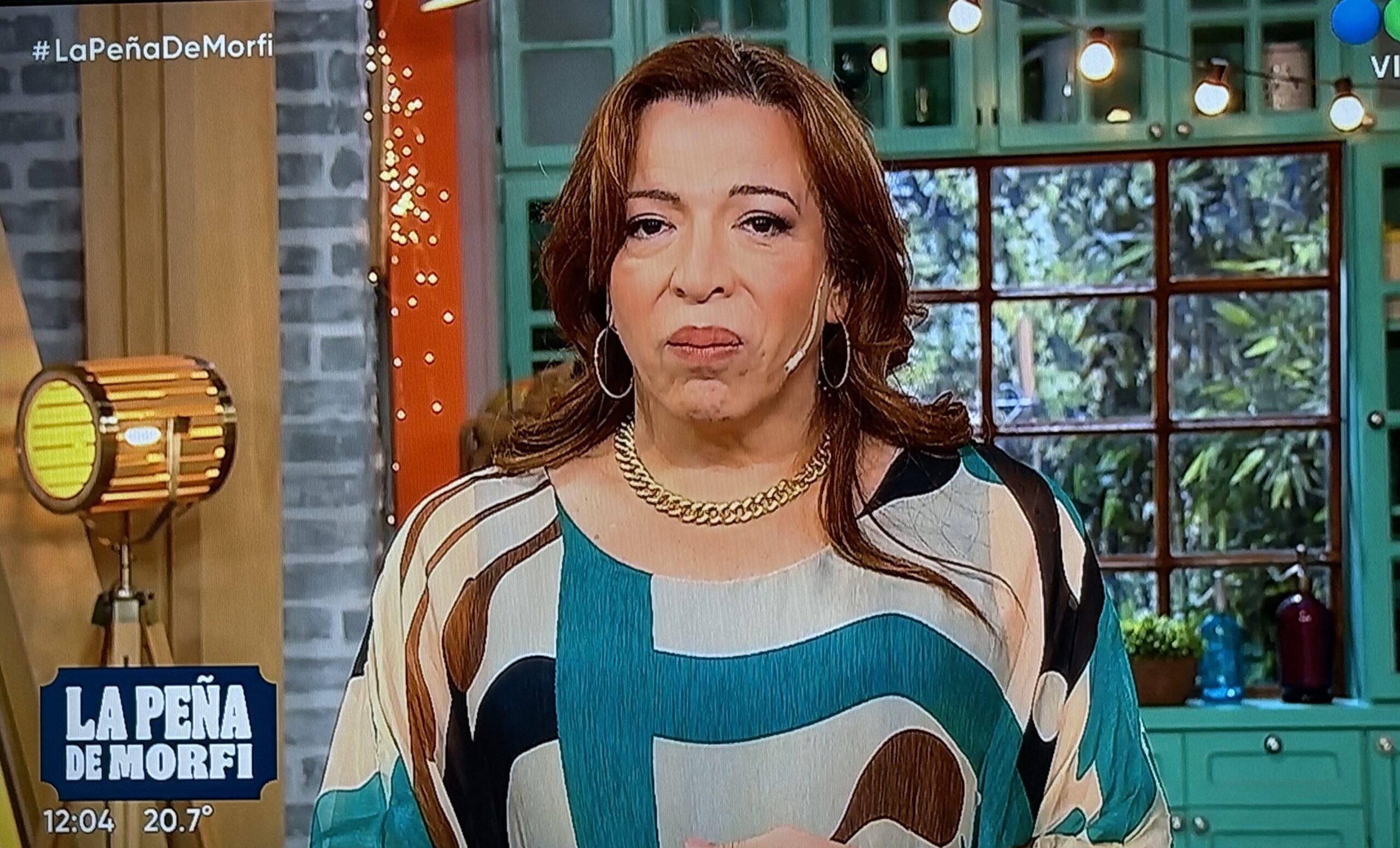 Lizy Tagliani conversando seriamente durante la entrevista a Agostina Páez en el estudio del canal de streaming Olga.