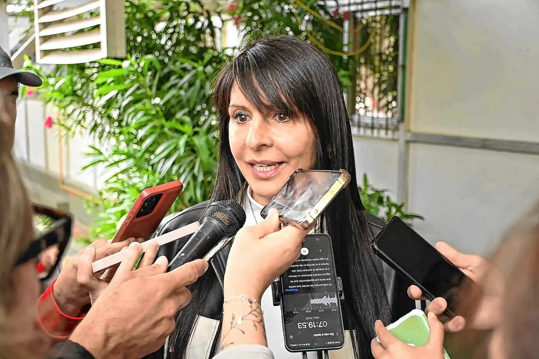 Diputada Lorena Villaverde y la sede central donde se gestionan los créditos hipotecarios del Banco Nación bajo sospecha.