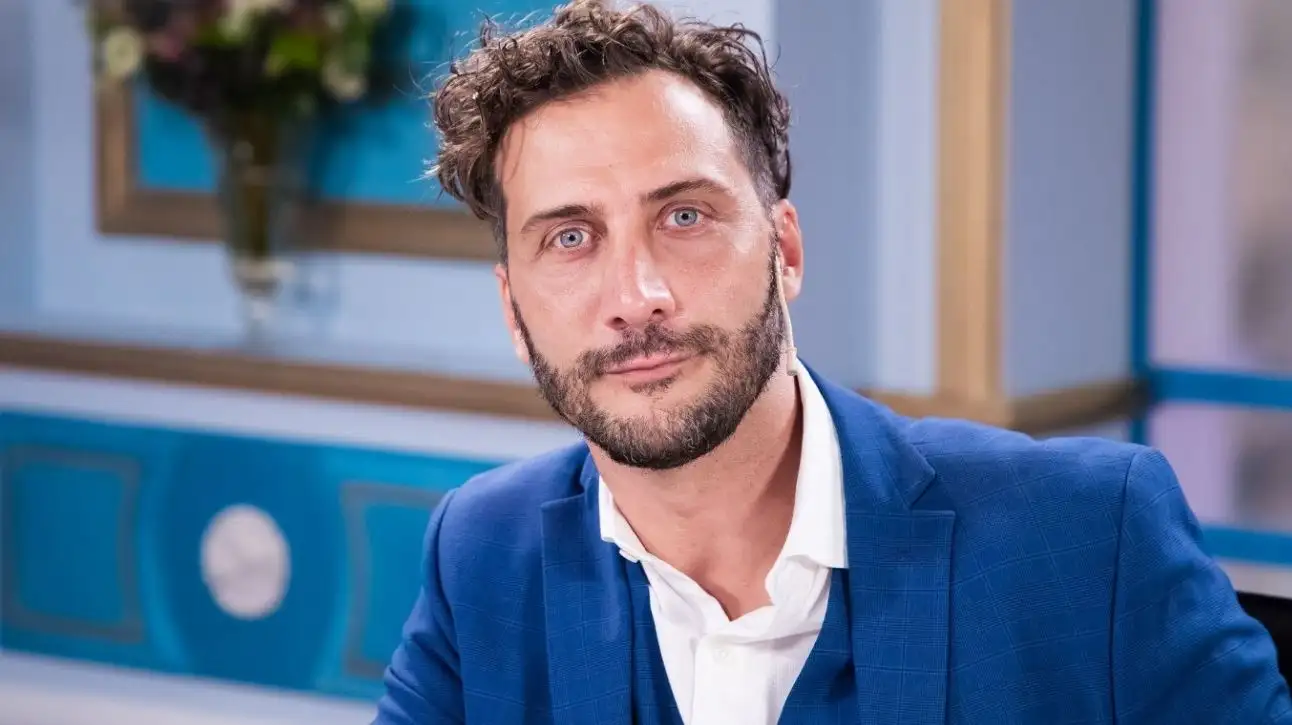 Luciano Cáceres reflexiona sobre la vida familiar de Luciano Cáceres y su vínculo con Amelia durante un programa de televisión.