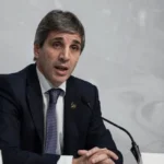 Luis Caputo y Julia Strada en medio de una disputa mediática por los créditos del Banco Nación otorgados a funcionarios.