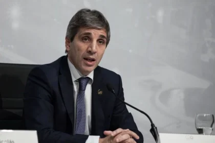 Luis Caputo y Julia Strada en medio de una disputa mediática por los créditos del Banco Nación otorgados a funcionarios.