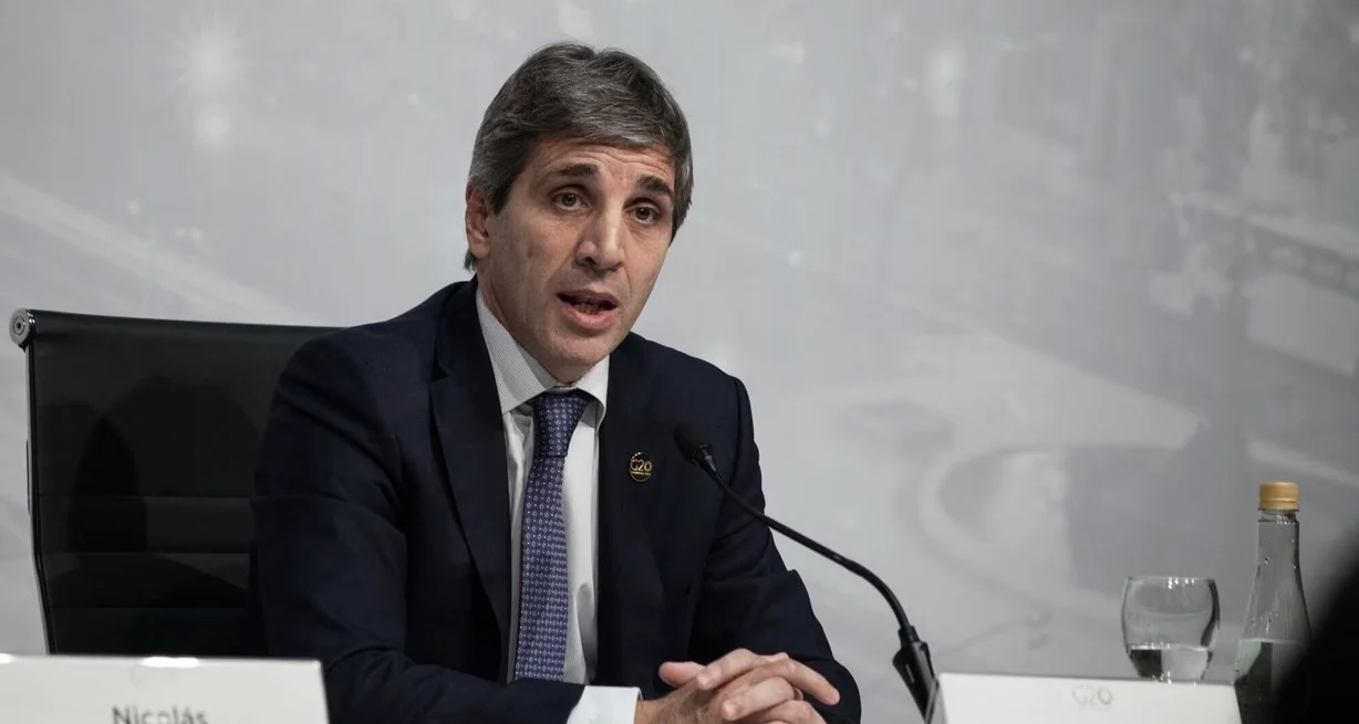 Luis Caputo y Julia Strada en medio de una disputa mediática por los créditos del Banco Nación otorgados a funcionarios.