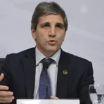 El ministro Luis Caputo exponiendo los resultados positivos del modelo económico de Milei ante un foro internacional.