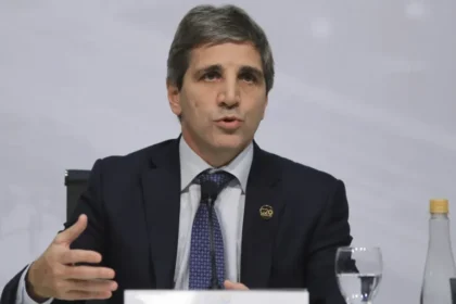 El ministro Luis Caputo exponiendo los resultados positivos del modelo económico de Milei ante un foro internacional.