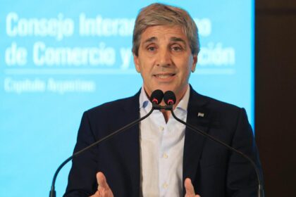 Luis Caputo y Santiago Bausili en reunión oficial para negociar con el FMI en Washington