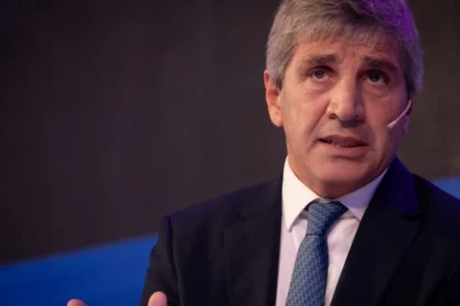 Luis Caputo durante su discurso sobre los mejores meses para la economía en la Cámara de Comercio de los Estados Unidos.