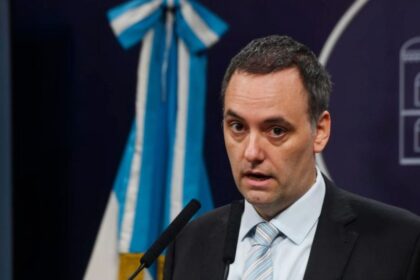 Gráfico de encuesta sobre el impacto del caso Adorni y la imagen de Javier Milei