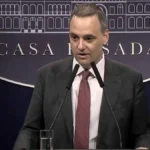 Manuel Adorni junto a su equipo legal para enfrentar la causa por enriquecimiento ilícito y viajes