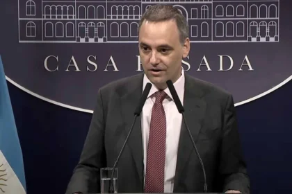 Manuel Adorni junto a su equipo legal para enfrentar la causa por enriquecimiento ilícito y viajes