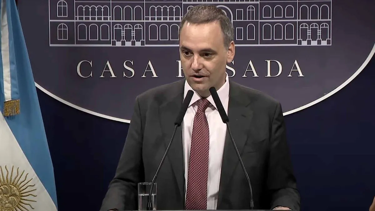 Manuel Adorni junto a su equipo legal para enfrentar la causa por enriquecimiento ilícito y viajes