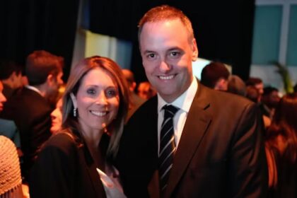 Manuel Adorni bajo investigación contra Manuel Adorni por presuntos viajes irregulares al Caribe y Uruguay