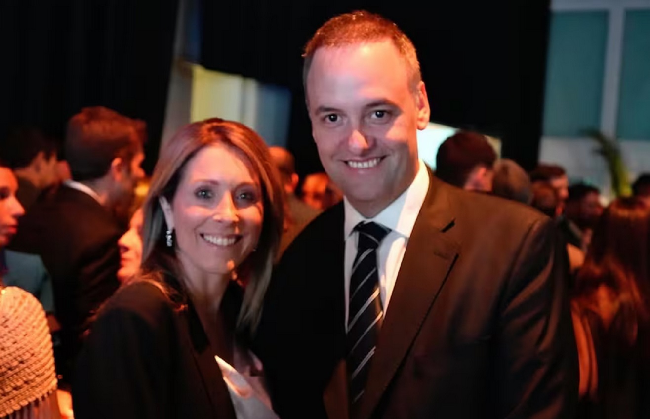 Manuel Adorni bajo investigación contra Manuel Adorni por presuntos viajes irregulares al Caribe y Uruguay