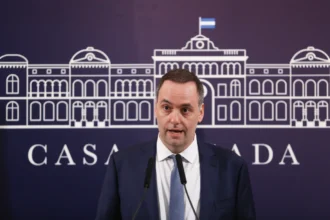 Manuel Adorni ironiza contra Axel Kicillof tras las denuncias por su patrimonio en redes sociales