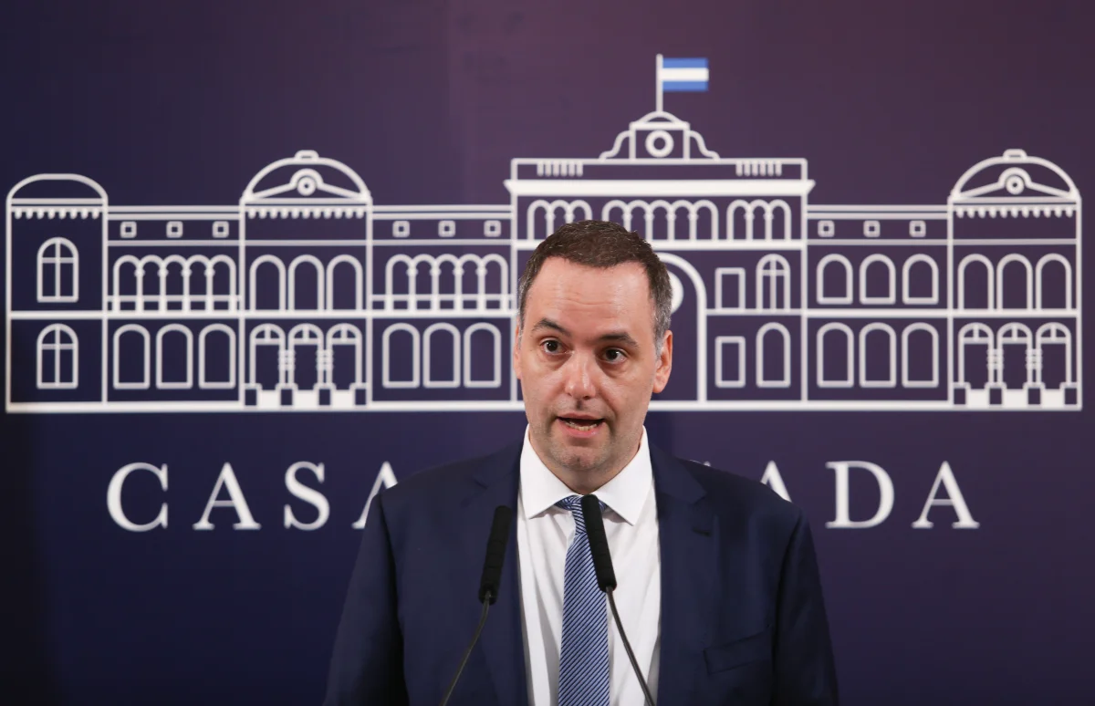 Manuel Adorni ironiza contra Axel Kicillof tras las denuncias por su patrimonio en redes sociales