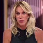 Marcela Baños en el estudio de televisión hablando sobre su separación tras veinte años de relación