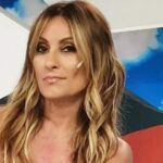 Ángel de Brito gesticula mientras explica los pormenores de la pelea entre Marcela Tauro y Matilda Blanco en su programa