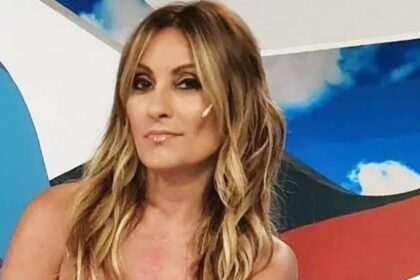 Ángel de Brito gesticula mientras explica los pormenores de la pelea entre Marcela Tauro y Matilda Blanco en su programa