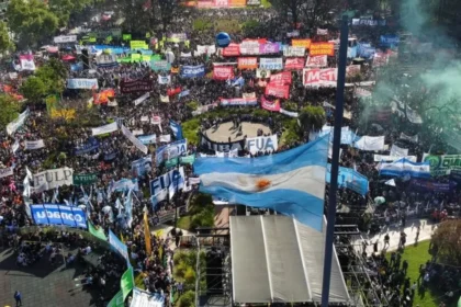 Docentes dictando clase abierta para reclamar por el financiamiento para universidades públicas en Buenos Aires