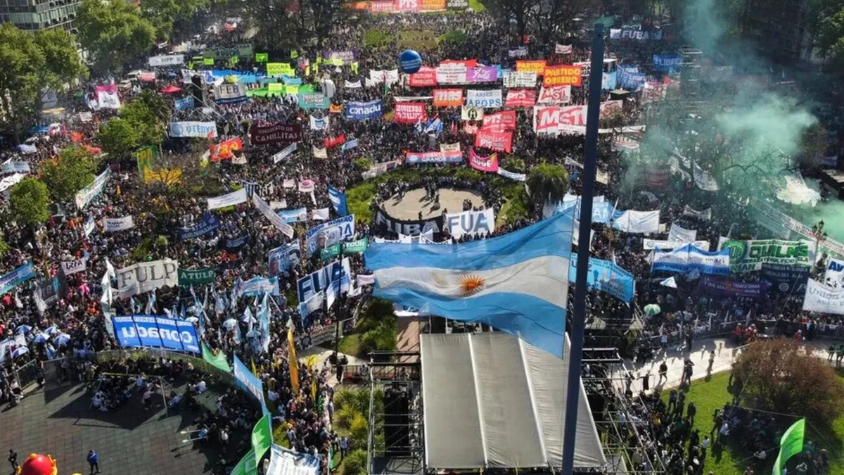 Docentes dictando clase abierta para reclamar por el financiamiento para universidades públicas en Buenos Aires