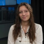 Margarita Páez brindando una entrevista y detallando su vínculo con Charly García de forma natural.