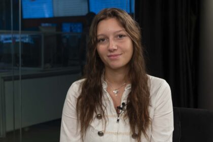 Margarita Páez brindando una entrevista y detallando su vínculo con Charly García de forma natural.