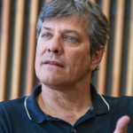 Mario Pergolini frente al micrófono opinando sobre las críticas a Santiago del Moro en televisión