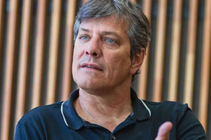 Mario Pergolini frente al micrófono opinando sobre las críticas a Santiago del Moro en televisión