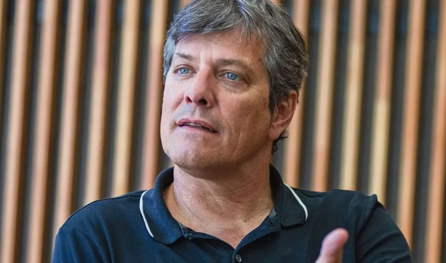 Mario Pergolini frente al micrófono opinando sobre las críticas a Santiago del Moro en televisión