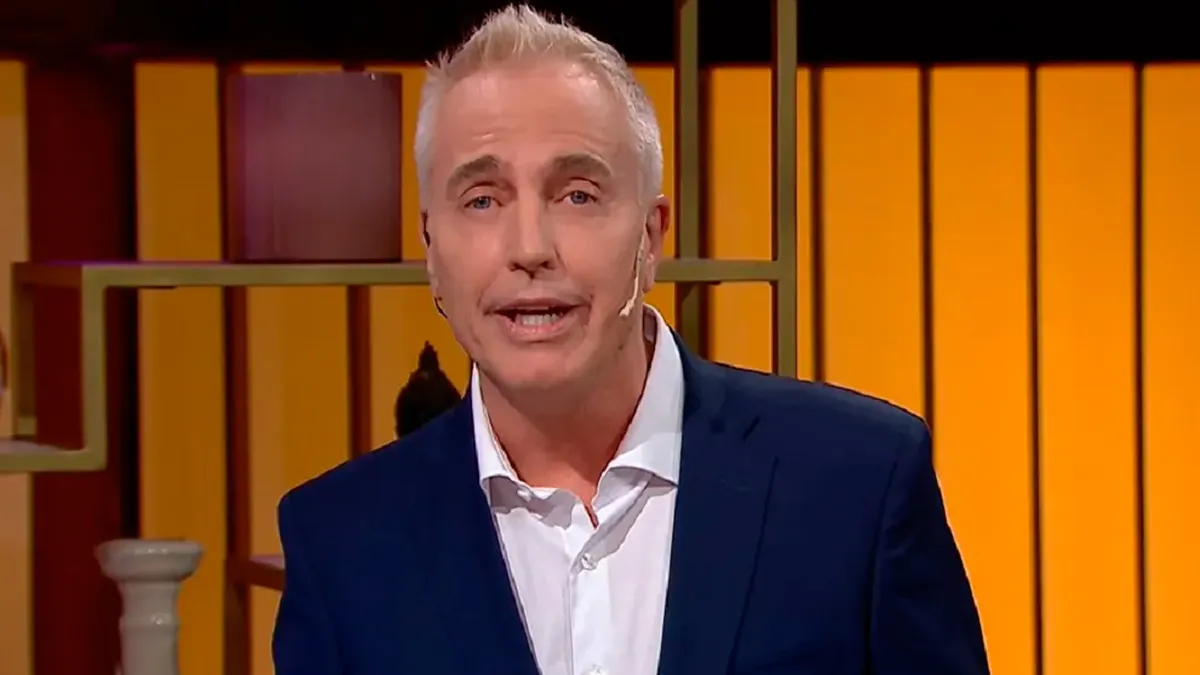 Marley riendo mientras cuenta su vínculo con Keanu Reeves en una entrevista