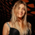 Marta Fort relatando sucesos extraños vinculados a la presencia de Ricardo Fort en su antiguo hogar.