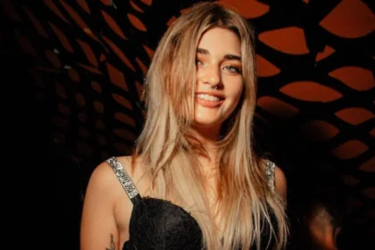 Marta Fort relatando sucesos extraños vinculados a la presencia de Ricardo Fort en su antiguo hogar.