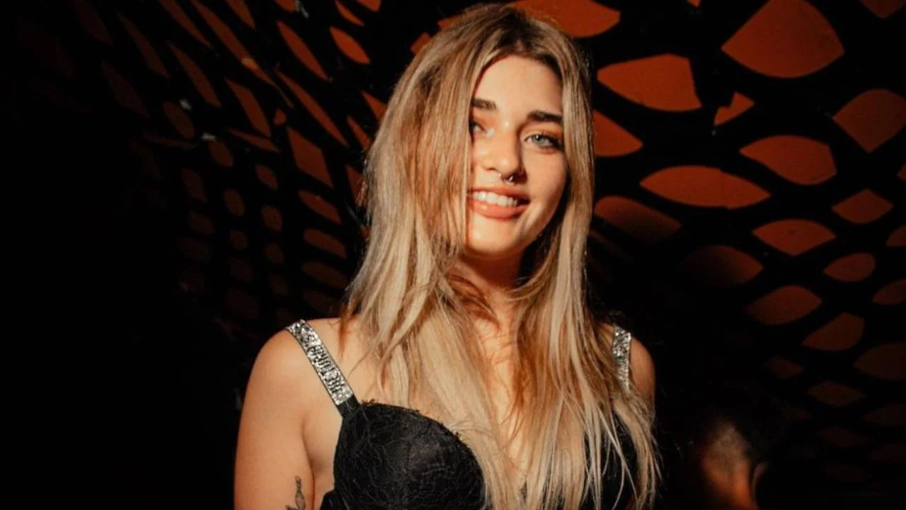 Marta Fort relatando sucesos extraños vinculados a la presencia de Ricardo Fort en su antiguo hogar.