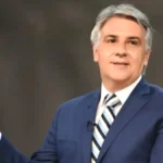 Martín Llaryora exige que el Gobierno nacional garantice la atención de jubilados durante un discurso en Córdoba.